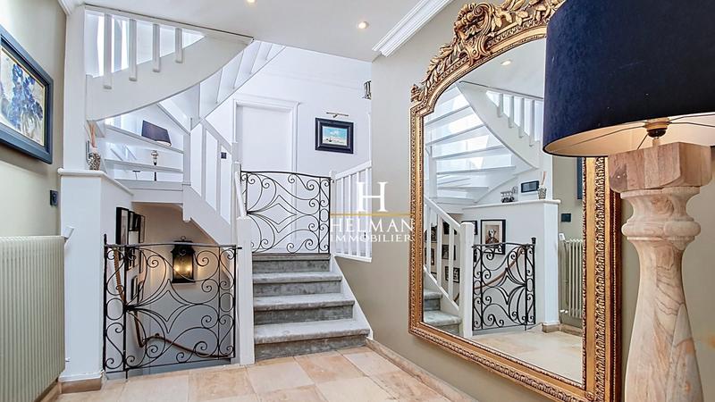 Maison - 221 m² - 10 pièces