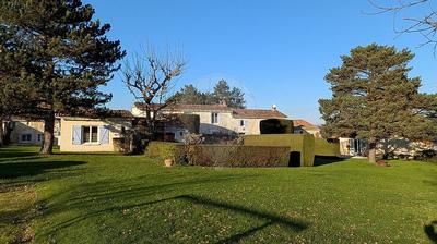 Propriété - 374 m² - 24 pièces