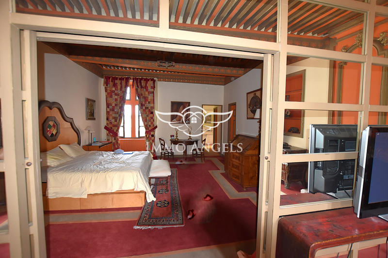 Maison - 976 m² - 24 pièces