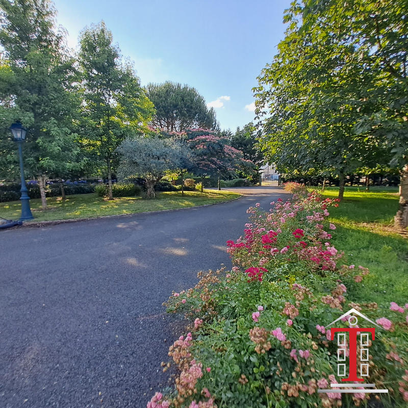 Maison traditionnelle - 240 m² - 8 pièces