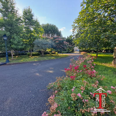 Maison traditionnelle - 240 m² - 8 pièces