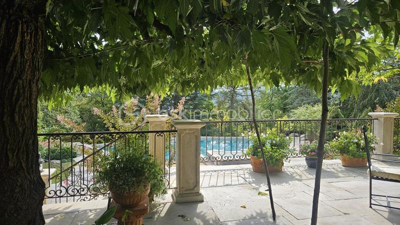 Propriété - 212 m² - 10 pièces