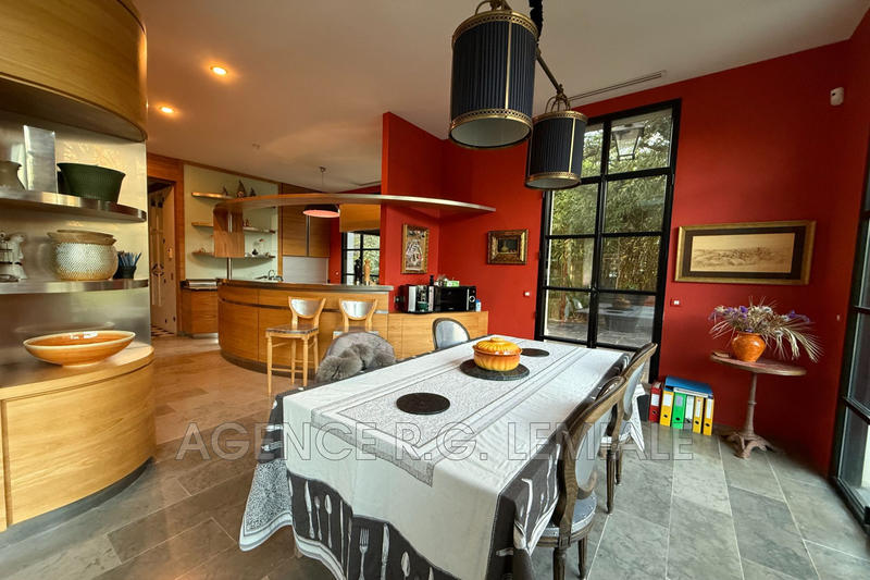 Maison - 326 m² - 12 pièces