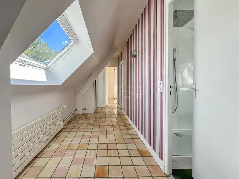 Maison - 180 m² - 8 pièces