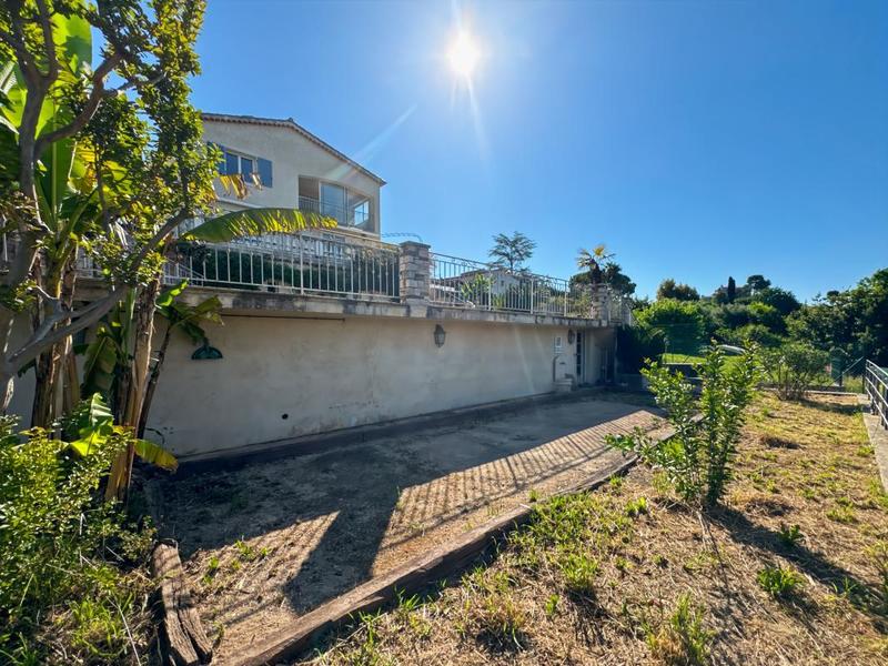 Villa - 300 m² - 5 pièces
