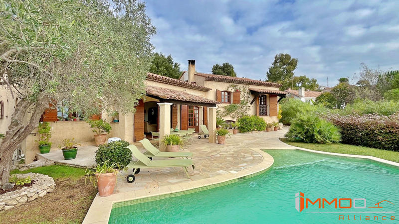 Villa - 215 m² - 9 pièces