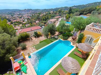 Villa - 225 m² - 9 pièces