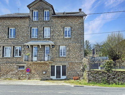 Maison - 227 m² - 9 pièces