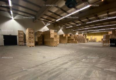 Entrepôt - 1 700 m²