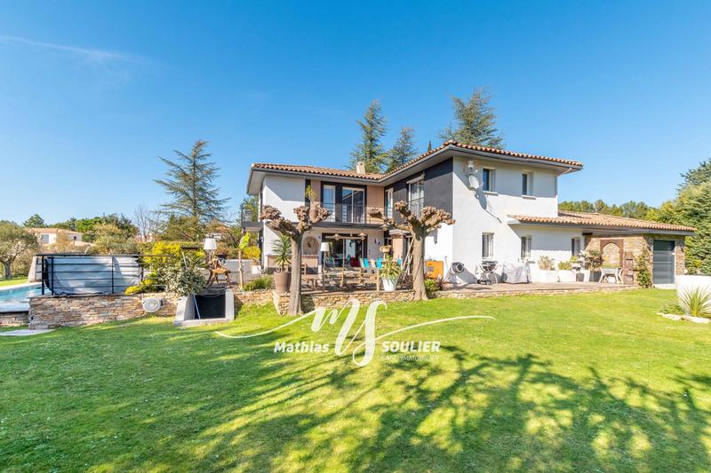 Maison - 300 m² - 8 pièces