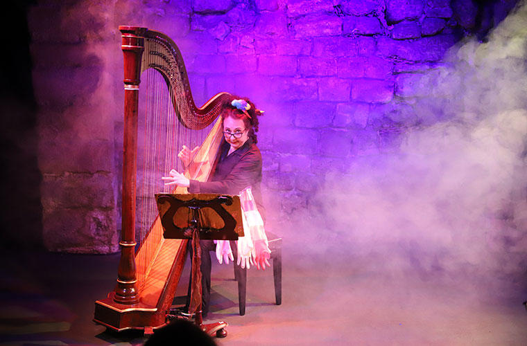 Sophie la harpiste – la lune dans les pieds
