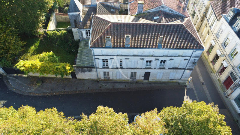 Maison - 344 m² - 10 pièces