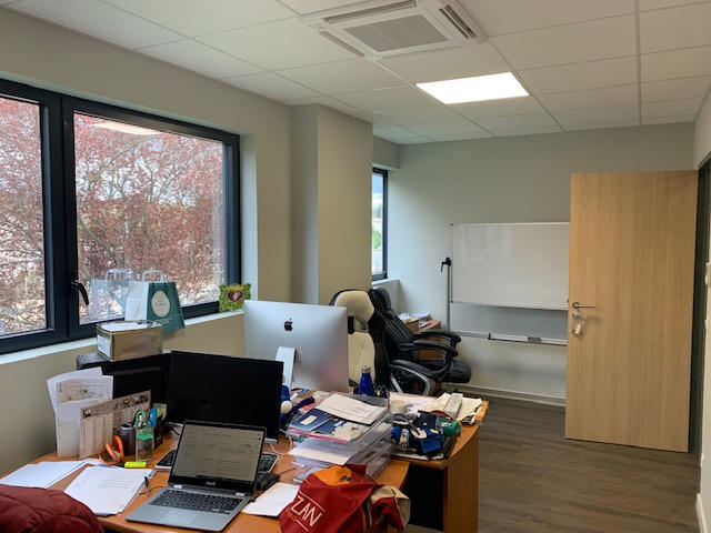 Local d'activité / Entrepôt - 360 m² - 6 pièces