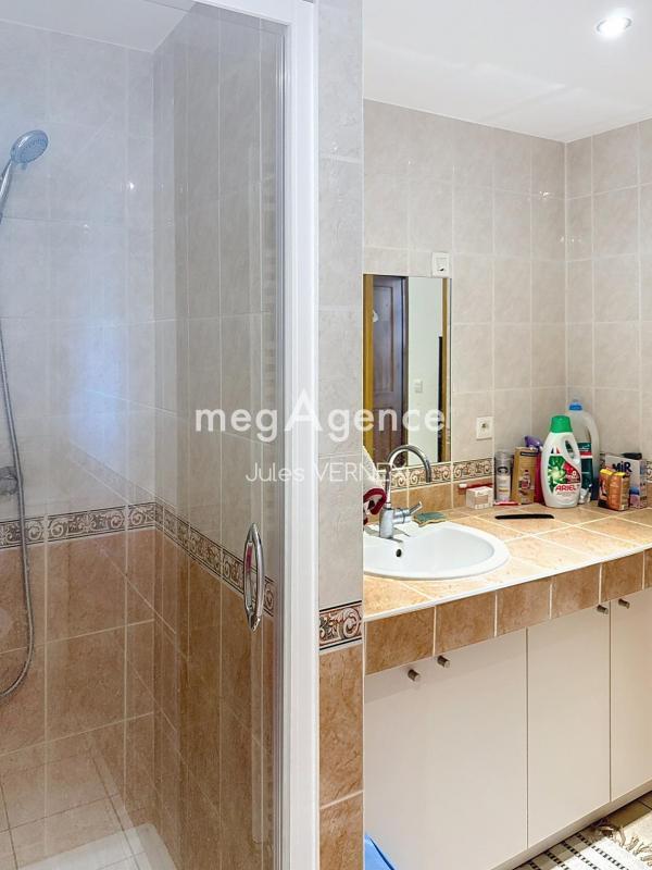 Maison traditionnelle - 243 m² - 6 pièces