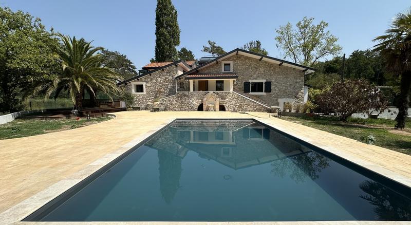 Maison - 322 m² - 9 pièces