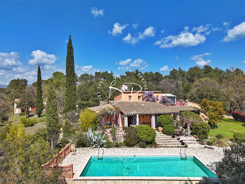 Maison - 301 m² - 13 pièces