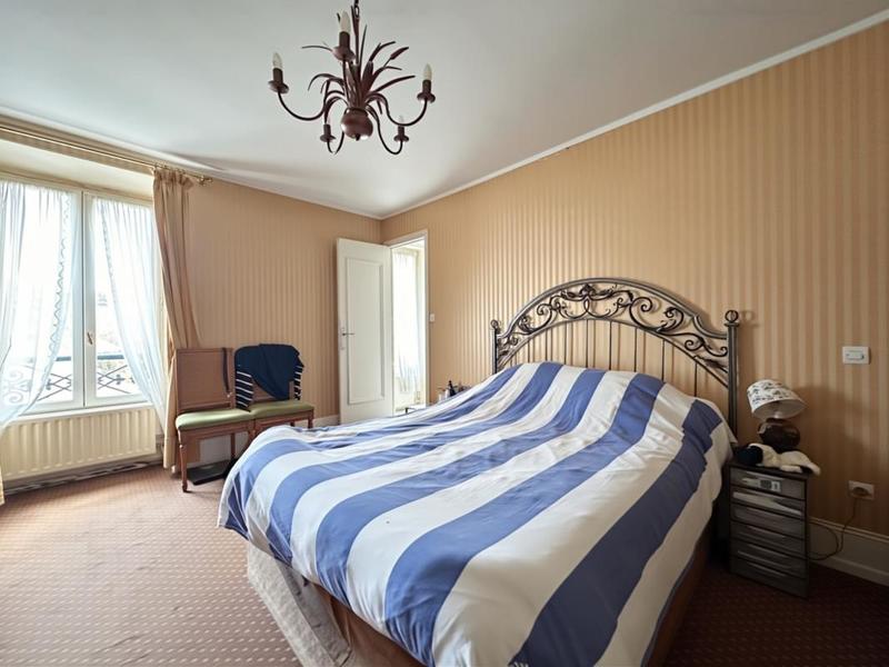 Maison - 400 m² - 12 pièces