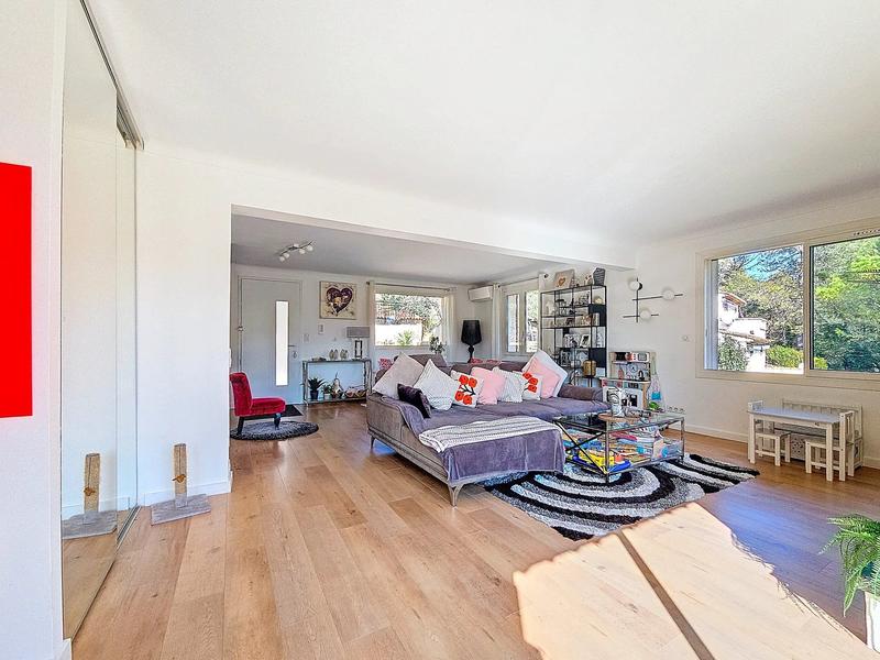 Maison - 236 m² - 9 pièces