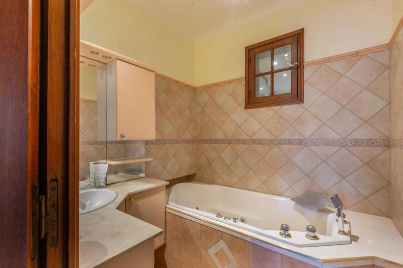 Maison - 215 m² - 9 pièces