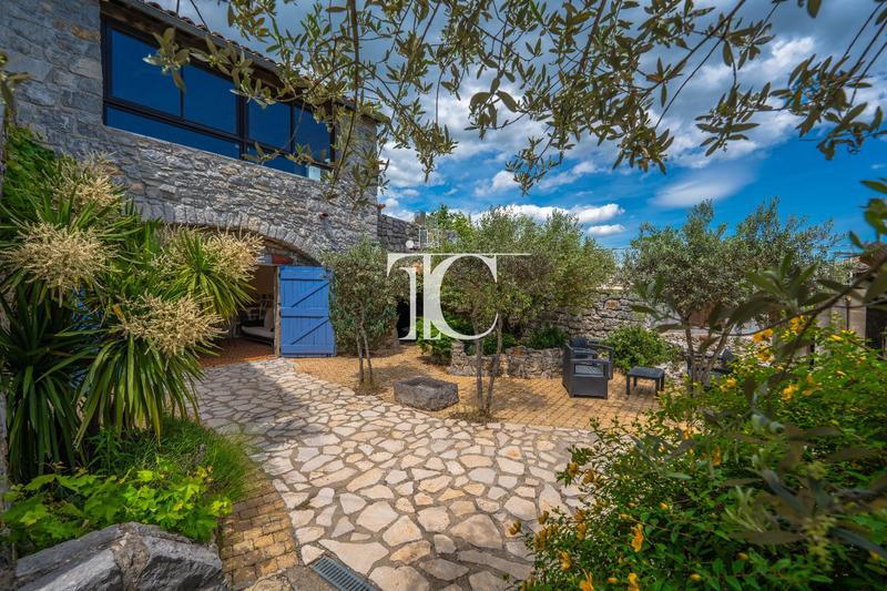 Maison - 354 m² - 14 pièces