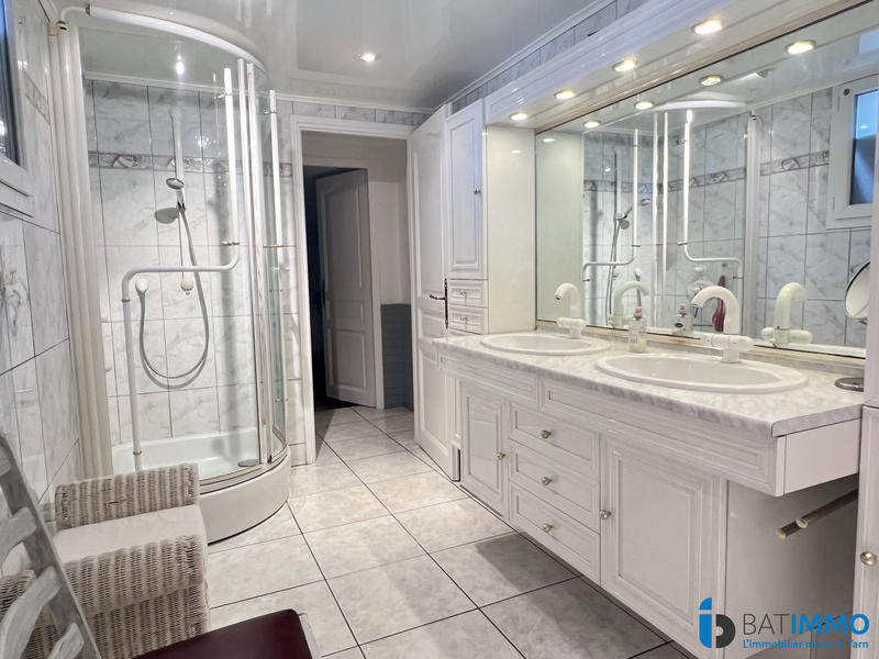 Maison - 248 m² - 7 pièces