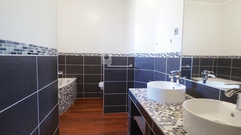 Maison - 260 m² - 8 pièces