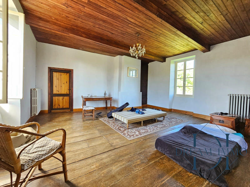 Maison - 380 m² - 9 pièces