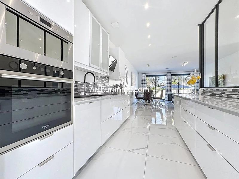 Maison - 235 m² - 8 pièces