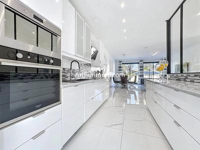 Maison - 235 m² - 8 pièces