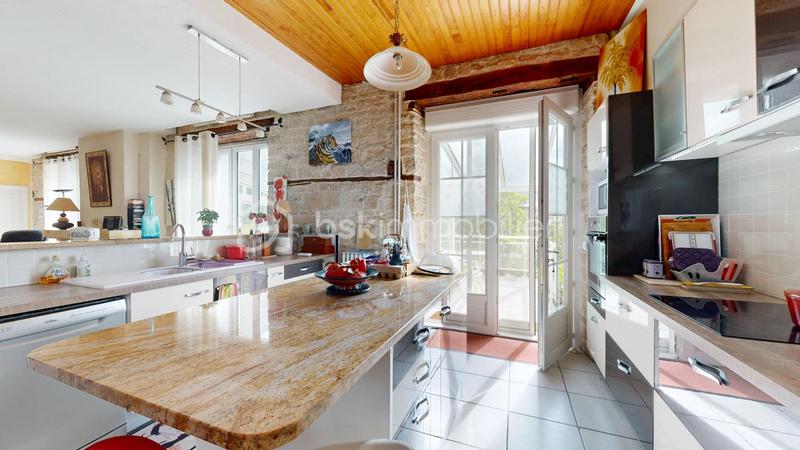 Maison - 241 m² - 8 pièces