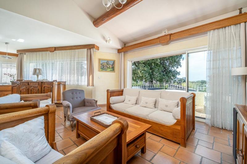 Maison - 248 m² - 8 pièces