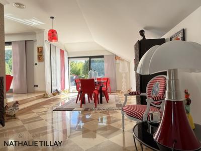 Maison - 284 m² - 9 pièces