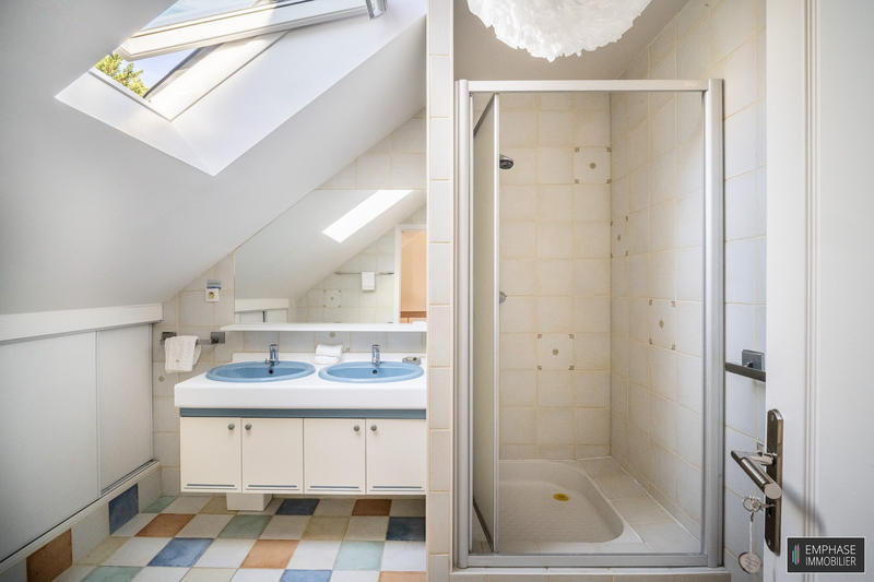 Maison contemporaine - 247 m² - 9 pièces