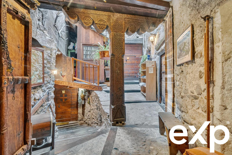 Maison - 438 m² - 12 pièces