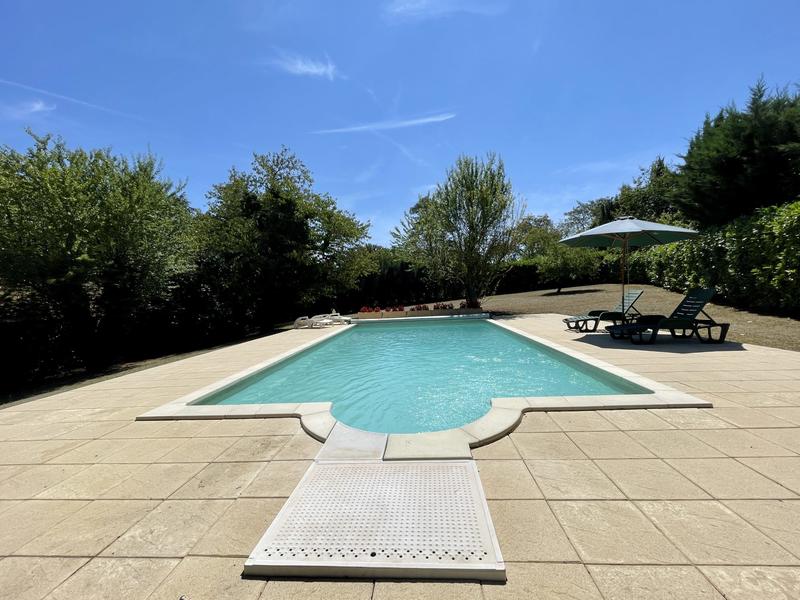 Maison traditionnelle - 236 m² - 9 pièces