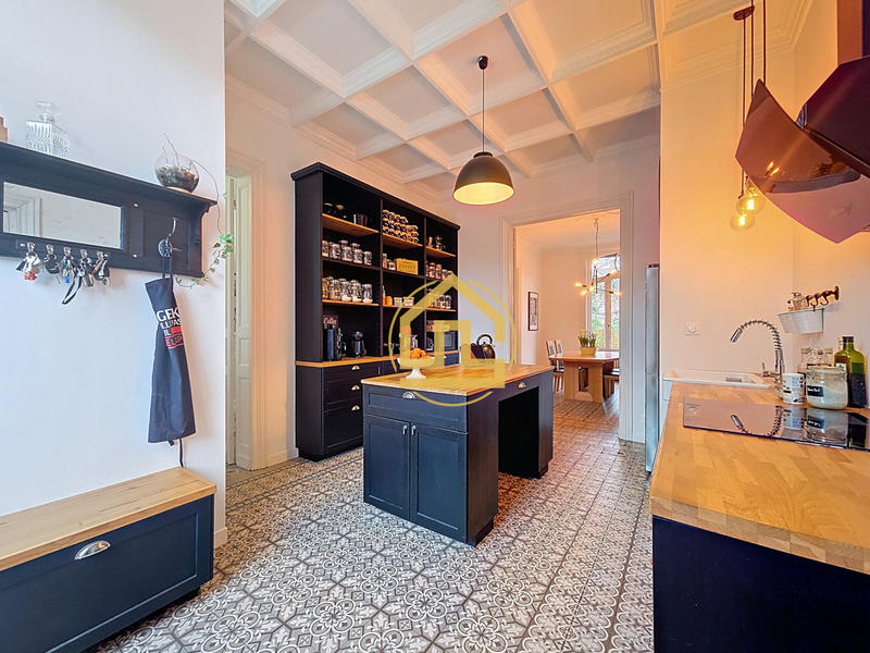 Maison - 275 m² - 10 pièces