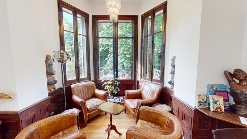 Maison - 1 000 m² - 16 pièces