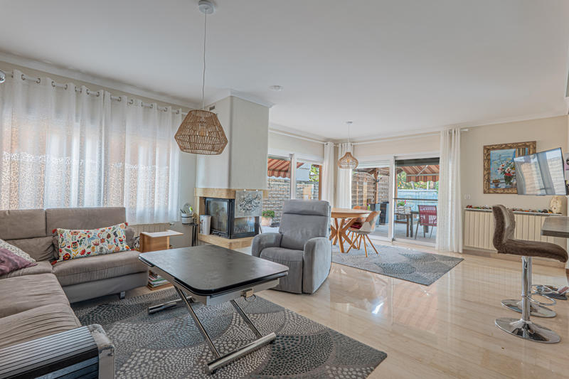 Maison - 237 m² - 8 pièces