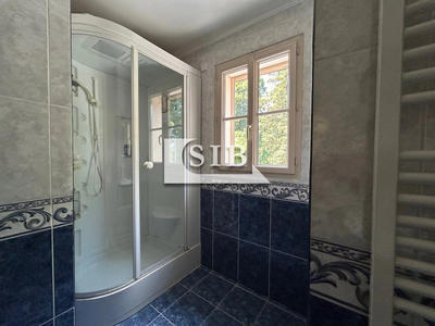 Maison - 238 m² - 9 pièces