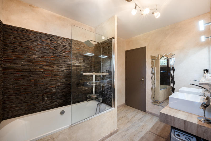 Propriété - 325 m² - 8 pièces