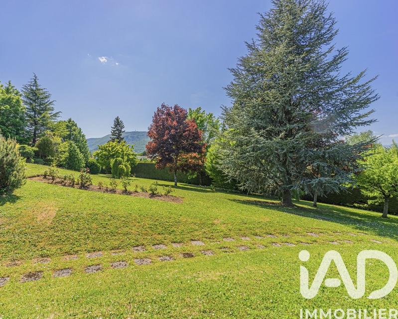 Maison - 245 m² - 9 pièces