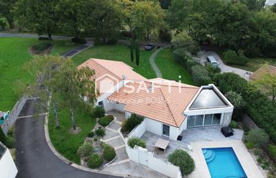 Villa - 236 m² - 8 pièces