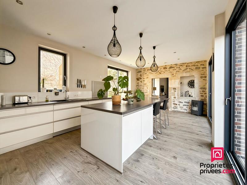 Maison - 234 m² - 9 pièces