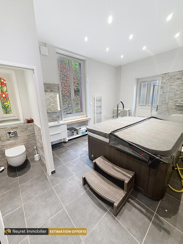 Propriété - 360 m² - 12 pièces