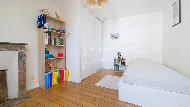 Maison - 235 m² - 10 pièces