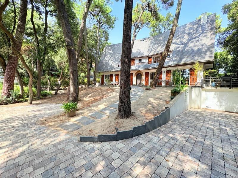 Maison - 201 m² - 8 pièces