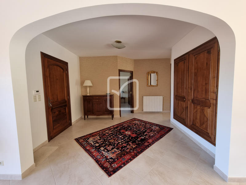 Propriété - 217 m² - 6 pièces