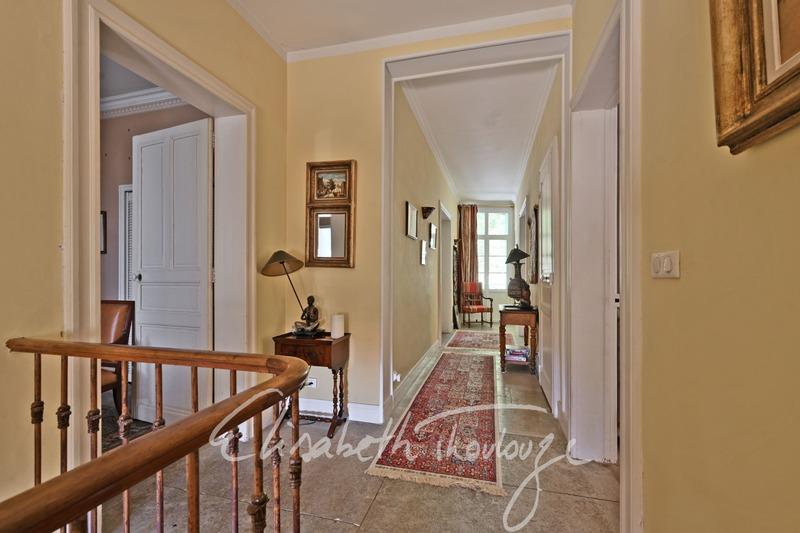 Maison - 330 m² - 12 pièces