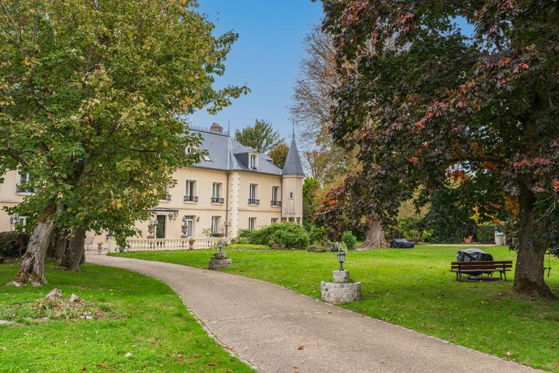 Demeure - 654 m² - 29 pièces