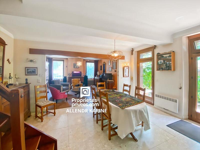 Maison - 220 m² - 11 pièces